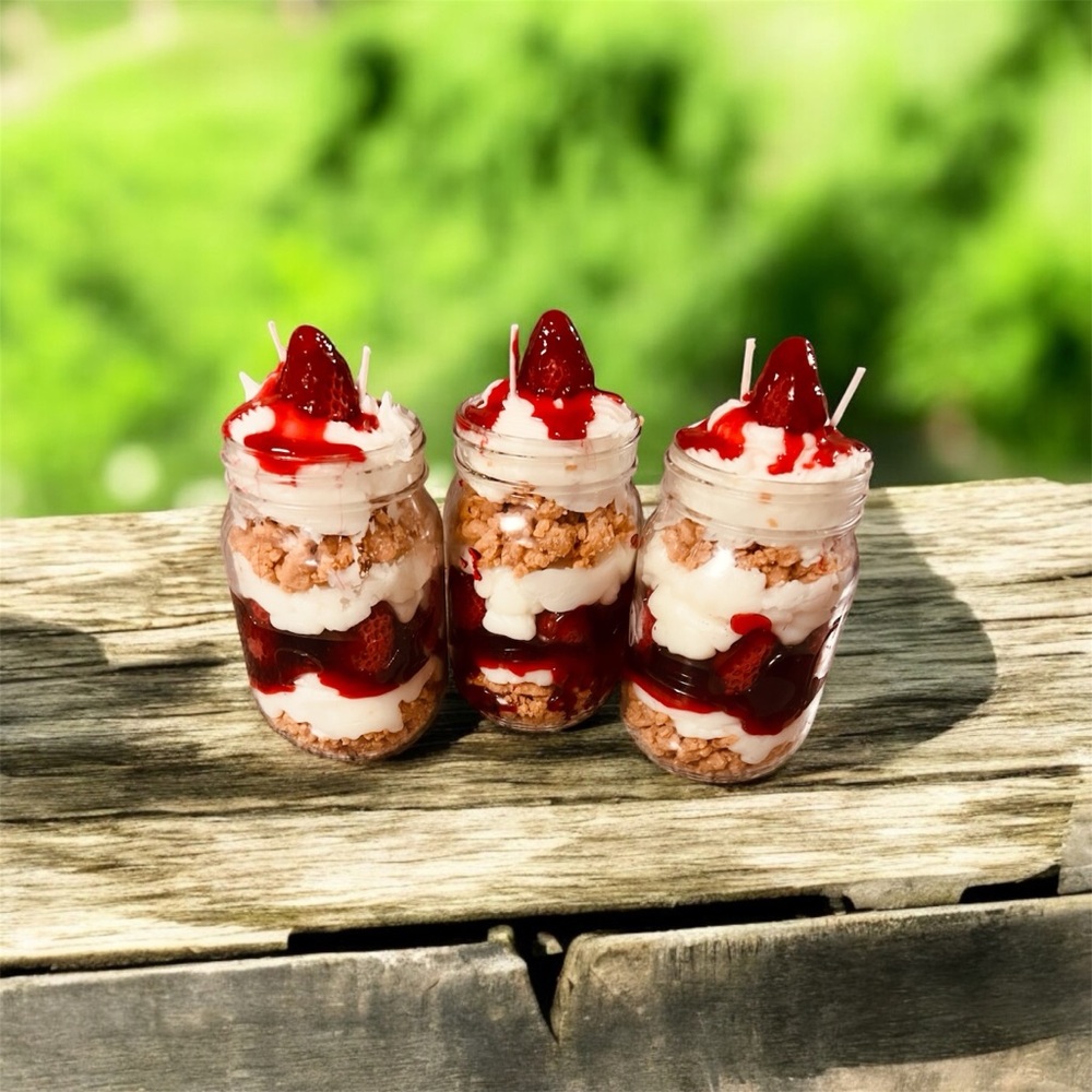 Strawberry cheesecake candle (Cheesecake Devine)